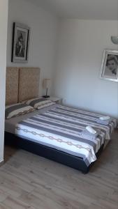 1 dormitorio con 1 cama grande en una habitación en Rooms Lami en Dubrovnik
