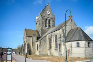 Galeriebild der Unterkunft Hotel Restaurant Le Sainte Mere in Sainte-Mère-Église