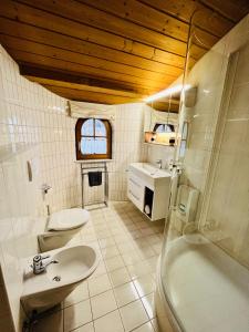 Kylpyhuone majoituspaikassa Haus Helga