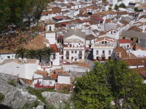 vistas a una ciudad con casas en una colina en Wunderschönes Ferienhaus in Andalusien, en Montejaque