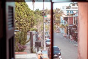 uma vista para uma rua da cidade a partir de uma janela em Pousada Cogumelos em Guaramiranga