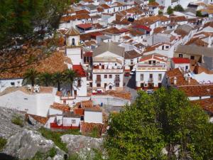 uitzicht op een stad met witte huizen bij Wunderschönes Ferienhaus in Andalusien in Montejaque