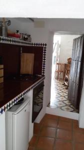 cocina con fogones en una habitación en Wunderschönes Ferienhaus in Andalusien, en Montejaque