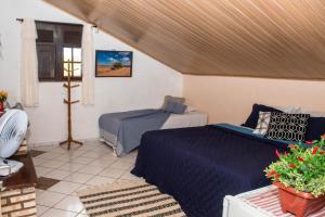 En eller flere senger på et rom på Pousada Cogumelos