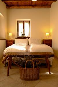 1 dormitorio con cama, ventana y cesta en La Ritonda, en Revine Lago