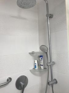 a shower head and a sink in a bathroom at Schöne zimmer in der city tel-aviv in Karkom