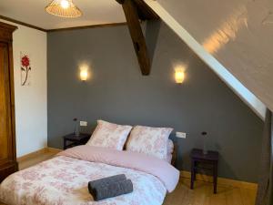 um quarto com uma cama e uma escada em Gîte de Juliana 6 personnes em Sundhouse