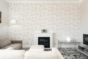 Un pat sau paturi într-o cameră la Villa Liliana - Large Private House in Vicopisano
