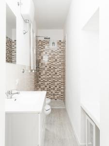 ein weißes Bad mit einem Waschbecken und einem WC in der Unterkunft Villa Liliana - Large Private House in Vicopisano in Vicopisano