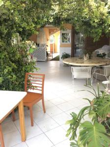 un patio con tavolo, sedie e piante di Mansarda Daniela a Olbia