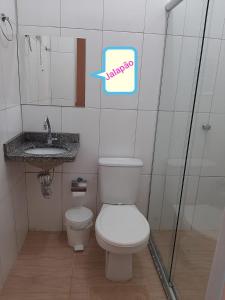 La petite salle de bains est pourvue de toilettes et d'un lavabo. dans l'établissement Pousada Cristal, à Mateiros