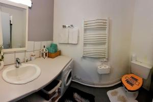 Ванная комната в Studio tt confort centre ville Dax