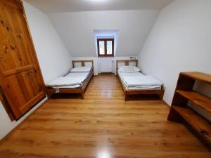 A bed or beds in a room at Chalupa U Kurišky