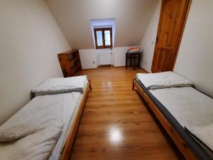 A bed or beds in a room at Chalupa U Kurišky