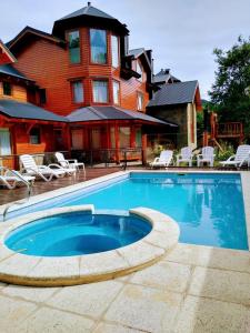 una piscina frente a una casa en Apart Hotel del Pellin en San Martín de los Andes
