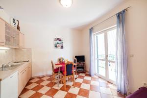 Kuchyň nebo kuchyňský kout v ubytování Apartments Sara
