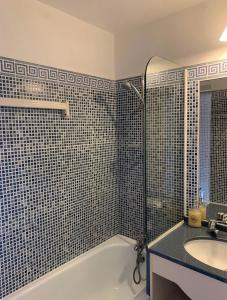 y baño con bañera y lavamanos. en Appartement T2 à Port-Bourgenay Résidence île au pré, en Talmont