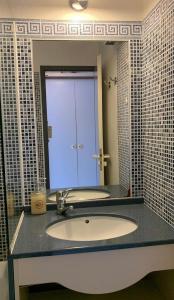 uma casa de banho com um lavatório e um espelho em Appartement T2 à Port-Bourgenay Résidence île au pré em Talmont
