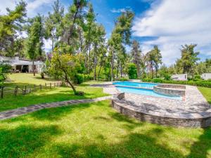 ein Grundstück mit Pool im Hof in der Unterkunft Sani Villa Lili 7 in Sani Beach