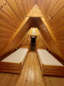 una camera con due letti in una cabina di legno di ZŁOTEK a Złoty Stok