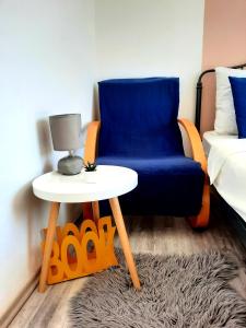 een woonkamer met een blauwe stoel en een tafel bij Studio apartment S&N in Dubrovnik