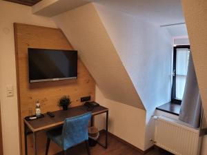 TV a/nebo společenská místnost v ubytování Hotel zum ehem. königl. Bayr. Forsthaus