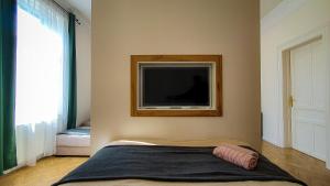 Un pat sau paturi într-o cameră la SMARAGD Apartman