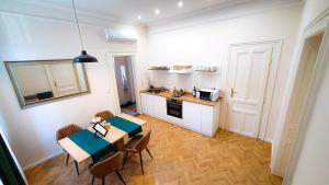 Kuchyň nebo kuchyňský kout v ubytování SMARAGD Apartman