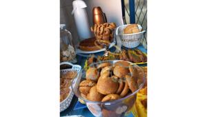 a table topped with baskets of different types of food at Pousada Canto dos Anjos in Cachoeira Paulista