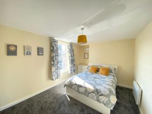 1 dormitorio con cama y ventana en Hodge Bower Holidays, Ironbridge - Sedgwick, en Ironbridge
