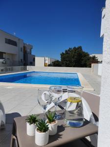 Bazén v ubytování Luxury Apartment Majda with a pool nebo v jeho okolí