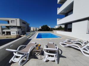 Bazén v ubytování Luxury Apartment Majda with a pool nebo v jeho okolí