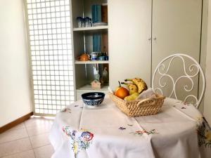 - une table avec une corbeille de fruits dans l'établissement B&B Curva della Palma, à Saint-Marin