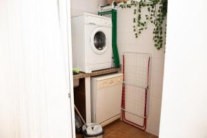 een wasruimte met een wasmachine en droger bij DUPLEX LOFT en la PLAYA in Santa Pola