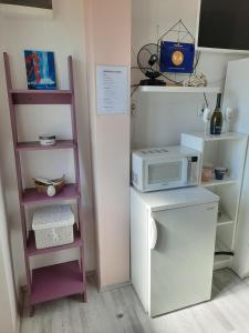 een keuken met een magnetron en een wasmachine bij Studio apartment S&N in Dubrovnik