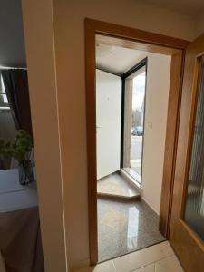 una puerta a una habitación con espejo en Studio Apartman Luka, en Zagreb