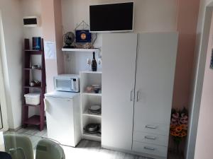 een witte koelkast met een tv erop bij Studio apartment S&N in Dubrovnik