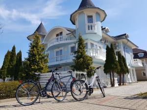 duas bicicletas estacionadas em frente a uma casa em Crystal és Susanne Panzió em Siófok