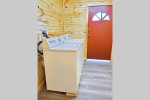 Gallery image of Big Bear River House, Outdoor Grill, River Access, 3 Beds in Pigeon Forge +11 photos