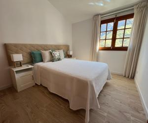 - une chambre blanche avec un lit et une fenêtre dans l'établissement Jardín de La Suerte, à Agaete