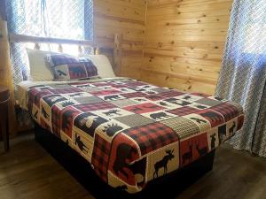 a bedroom with a bed with a quilt on it at Big Bear River House, Outdoor Grill, River Access, 3 Beds in Pigeon Forge