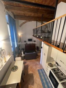 eine Küche und ein Wohnzimmer mit einer Wendeltreppe in der Unterkunft Bon Bon in Asti