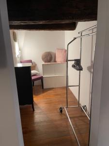 Habitación pequeña con escritorio y silla. en Bon Bon en Asti