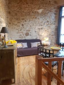 Le Chateau في Camps-sur-lʼAgly: غرفة معيشة مع أريكة وطاولة