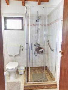 a bathroom with a glass shower with a toilet at Quinta Reuffurth in Aljezur