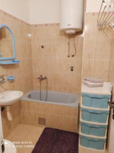 bagno con vasca e lavandino di apartman berane a Berane