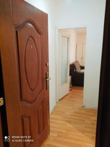 una puerta que conduce a una sala de estar con sofá en apartman berane, en Berane