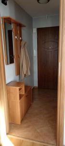 um quarto com um armário e uma porta com uma gaveta em Apartamenty Gryfice Centrum - Nadrzeczna 2 em Gryfice