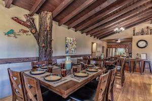 un comedor con una mesa y un árbol en la pared en Clearview, en Ruidoso 41 fotos más