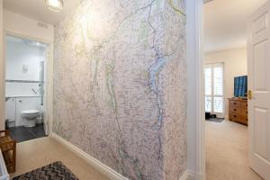 凯西克Keswick Ground floor apartment with parking的浴室墙上的地图